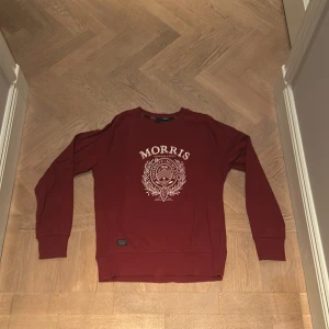 Vinröd tröja från Morris  - Säljer en snygg vinröd tröja från Morris. Storlek medium och i bra skick. Riktigt najs tröja i bra kvalité. Pris kan diskuteras