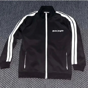 Svart track jacket från Palm Angels - Snygg svart track jacka från Palm Angels i bra skick!