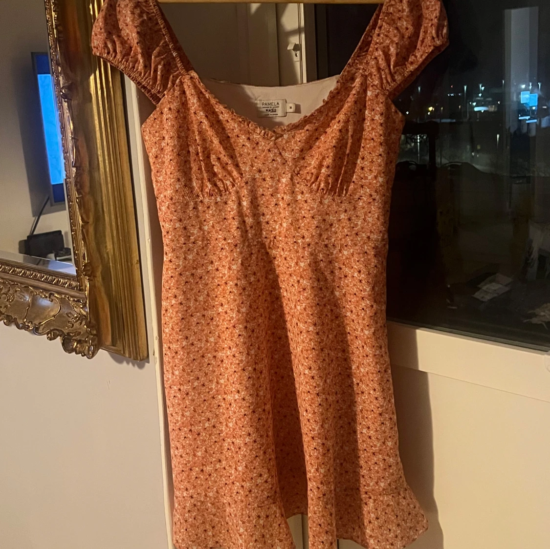 Blommig klänning med korta ärmar