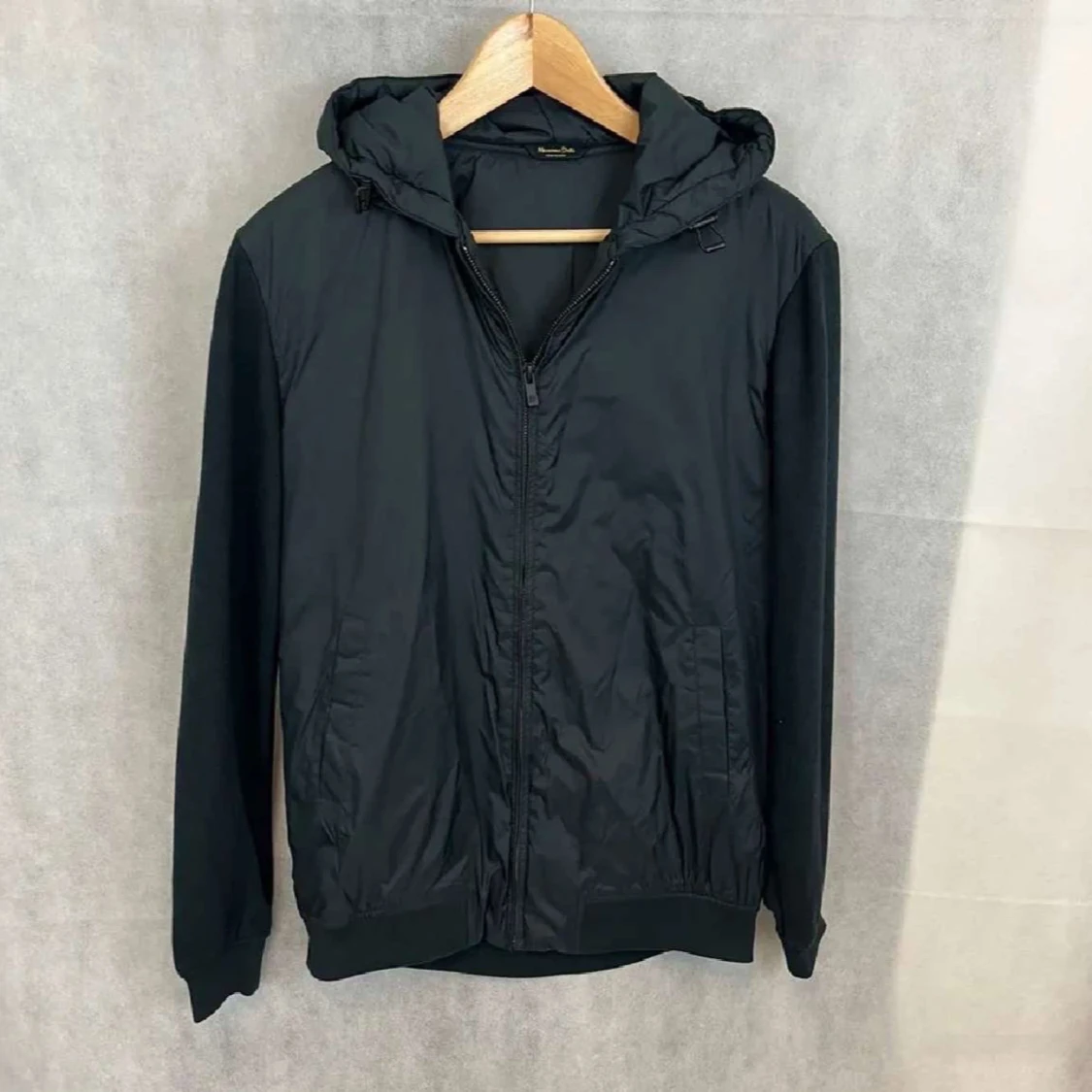 Svart jacka med huva från Massimo dutti