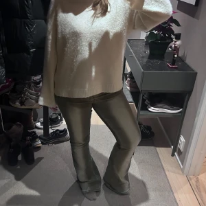 Lågmidjade jeans - Super najs gråa jeans från WEEKDAY. Knappt använda och är sååå himla sköna💗💗