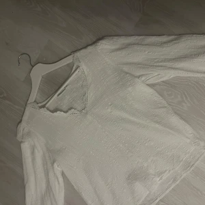 Vit blus med spetsdetaljer - Säljer en vit blus topp med  spetsdetalj Strl 38