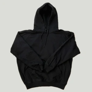 Svart hoodie - Svart hoodie i strl M o bra skick 💌 Lite noppig i tyget :-)