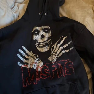 Svart hoodie med Misfits-tryck från Vailent - Cool svart hoodie från Vailent med ett stort Misfits-tryck på framsidan och misfits med samma text stil på baksidan. Nästan oanvänd 