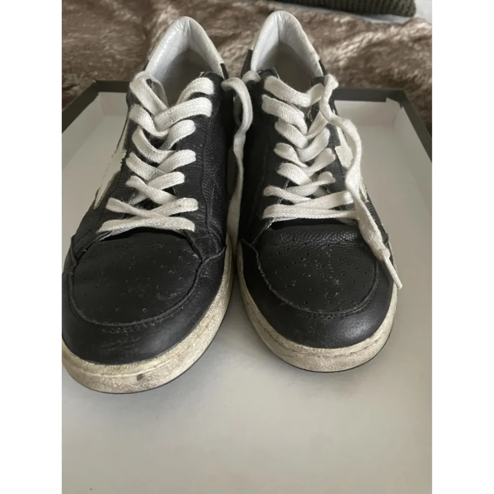 Säljer ett par coola svarta sneakers från Golden Goose med en vit stjärna på sidan. Skorna är i använt skick. Tyvärr finns de inget kvitto eller box. Säljes åt min flickvän. Hör av vid eventuella frågor!. Skor.