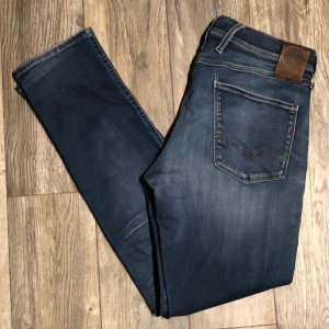 Replay Anbass  - Replay Anbass - Pris: 399kr - Storlek: W33 L32 / Midja:42cm Längd:102cm - Bra skick utan defekter 8/10 - Hör av er för mer information!