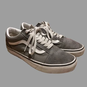 Grå sneakers från Vans - ✅Skit snygga gråa vans sneakers i mocka i storlek 40✅🎨 Den cleana gråa färgen gör dom lätta att matcha till nästan alla outfits🎨 💸Kom privat för fler frågor eller pris förslag💸 fett grisch