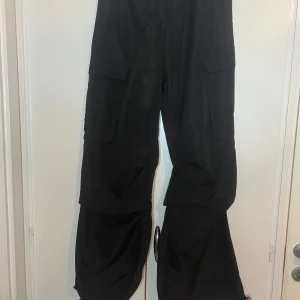 Svarta cargobyxor från Shein - Säljer ett par svarta cargobyxor från Shein. Byxorna har en loose passform med flera praktiska fickor. Perfekta för en avslappnad stil.