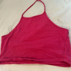 Rosa ribbad linnetopp - Snygg rosa ribbad linnetopp med smala axelband. Perfekt för varma sommardagar eller som ett lager under en jacka. Enkel och stilren design som passar till många olika outfits. OBS varan finns på andra sälj sidor också så skynda att fynda innan någon annan gör de!💕
