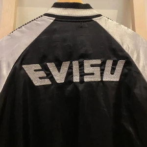 Evisu bomberjacka - Pris ej hugget i sten, skitrare, reversible. Storlek Large men passar mer som M tycker jag