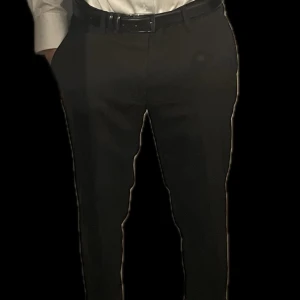 Loro piana kostymbyxor - Säljer dessa svarta kostymbyxor i Loro pianas exsklusiva och bekväma super 130s ull. Byxorna passar mellan storlek 46/48. Har du några frågor eller funderingar är det bara att höra av sig!