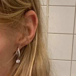 Nya hoop örhängen i äkta silver med kreoler  - Snygga örhängen i äkta silver från India Bodypiercing & Jewellery. Kommer i originalförpackning som är oöppnad och steriliserad. Obs har två par därav bilderna