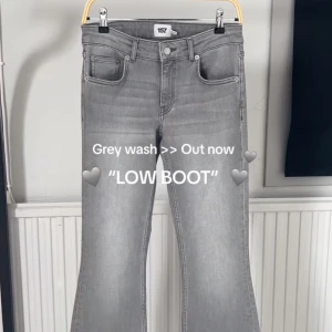 Grå jeans med bootcut - Snygga grå jeans i bootcut-stil från 157. De har en cool grå tvätt och är lågmidjade för en avslappnad look. Perfekta för både vardag och fest! 🖤 