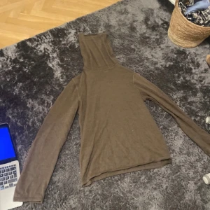 Brun polotröja från Paco Rabanne - Säljer en snygg brun polotröja från Paco Rabanne i storlek XL. Perfekt för kyliga dagar med sin mjuka och bekväma passform. Tröjan har långa ärmar och en klassisk polokrage. Passar både till vardags och lite finare tillfällen. 🧥✨