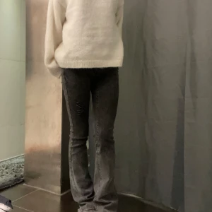 Gråa lågmidjade bootcut jeans - Assnygga gråa lågmidjade bootcut jeans, säljer då de är lite för långa🩷 