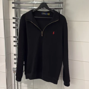 Quarter (1/4) Zip Polo Ralph Lauren - Polo Ralph Lauren 1/4 Zip – Bra skick Säljer denna stilrena och klassiska 1/4 zip från Polo Ralph Lauren i storlek Medium. Tröjan är i mycket bra skick utan fläckar eller hål. Perfekt för både vardag och snyggare tillfällen!  Skicka ett meddelande för fler bilder eller om du har frågor! Kan tänka mig att gå ner något i pris vid snabb och smidig affär.