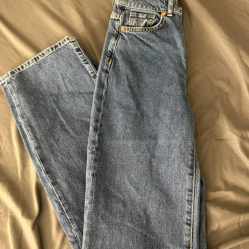 Snygga blå jeans från Monki med klassisk femficksdesign och knappgylf. Perfekta för en avslappnad stil med en rak passform som ger en tidlös look.. Jeans & Byxor.