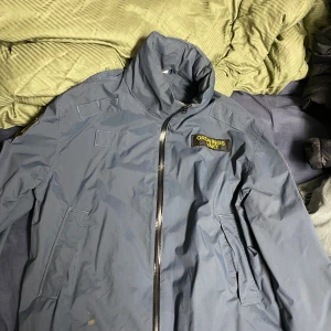 Ordningsvakt  - En ordningsvakt jacka ja köpte i somras som en kul grej. Jackan är i topp skick och använd 1 gång. Tveka inte att höra av dig om du har frågor:)