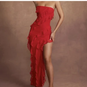 Oh polly klänning  - Snygg röd axelbandslös klänning med volangdetaljer från Oh Polly i storlek 8 (36,38) passar storlek s/m