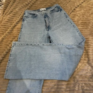 Blå jeans från Zara - Säljer ett par klassiska blå jeans från Zara. De har en rak passform och är tillverkade i denim. 