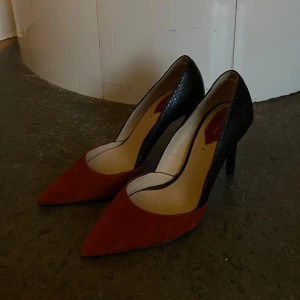 Snygga pumps i mocka och skinn (imitation) - Säljer ett par eleganta pumps. Imitationsläder/mocka. Använda 1 gång.