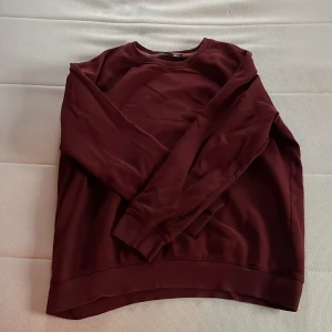 Vinröd tröja från Lager 157 - Säljer en vinröd tröja från märket lager 157 storlek XL. Tröjan är i bra skick och har en enkel design med rund hals och långa ärmar. Perfekt för en avslappnad stil under höst och vinter.