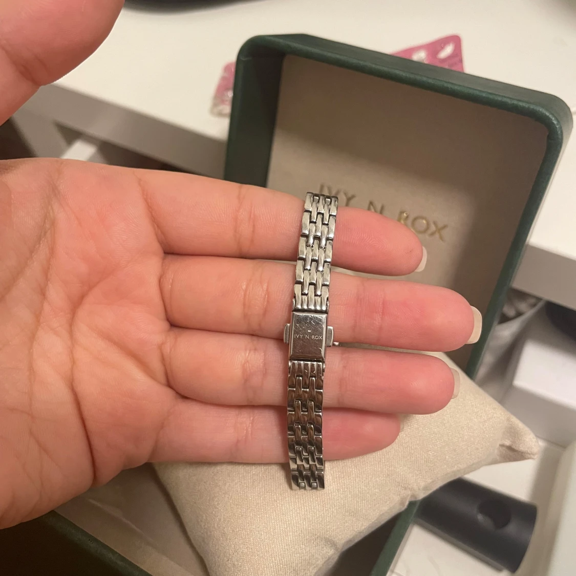 Silverfärgad klocka från Ivy n Rox - 90