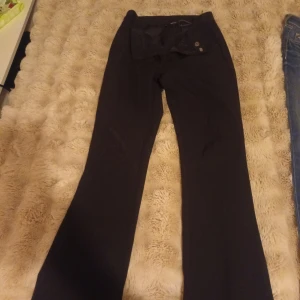 Svarta byxor från BikBok - Säljer ett par svarta byxor från BikBok i storlek S. Byxorna har en elegant och klassisk stil med en rak passform. Perfekta för både vardag och festliga tillfällen. De är i mycket bra skick och redo för en ny ägare!