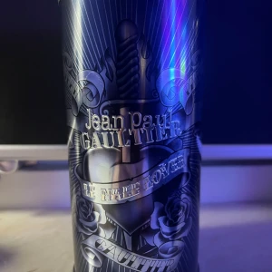 Le Male Lover från Jean Paul Gaultier - Säljer en 125 ml flaska av Le Male Lover från Jean Paul Gaultier. Flaskan har en cool design i form av en manlig torso i mörkblått glas. Doften är en mix av vanilj, amber och fräscha kryddor med inslag av marina och musky toner. Perfekt för den som vill ha en unik och djärv doft. Kommer i en snygg metallförpackning.