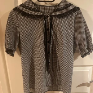 Svartvit rutig blus Romwe - Blus från Romwe i storlek S! Använd några gånger men i jättebra skick!😊