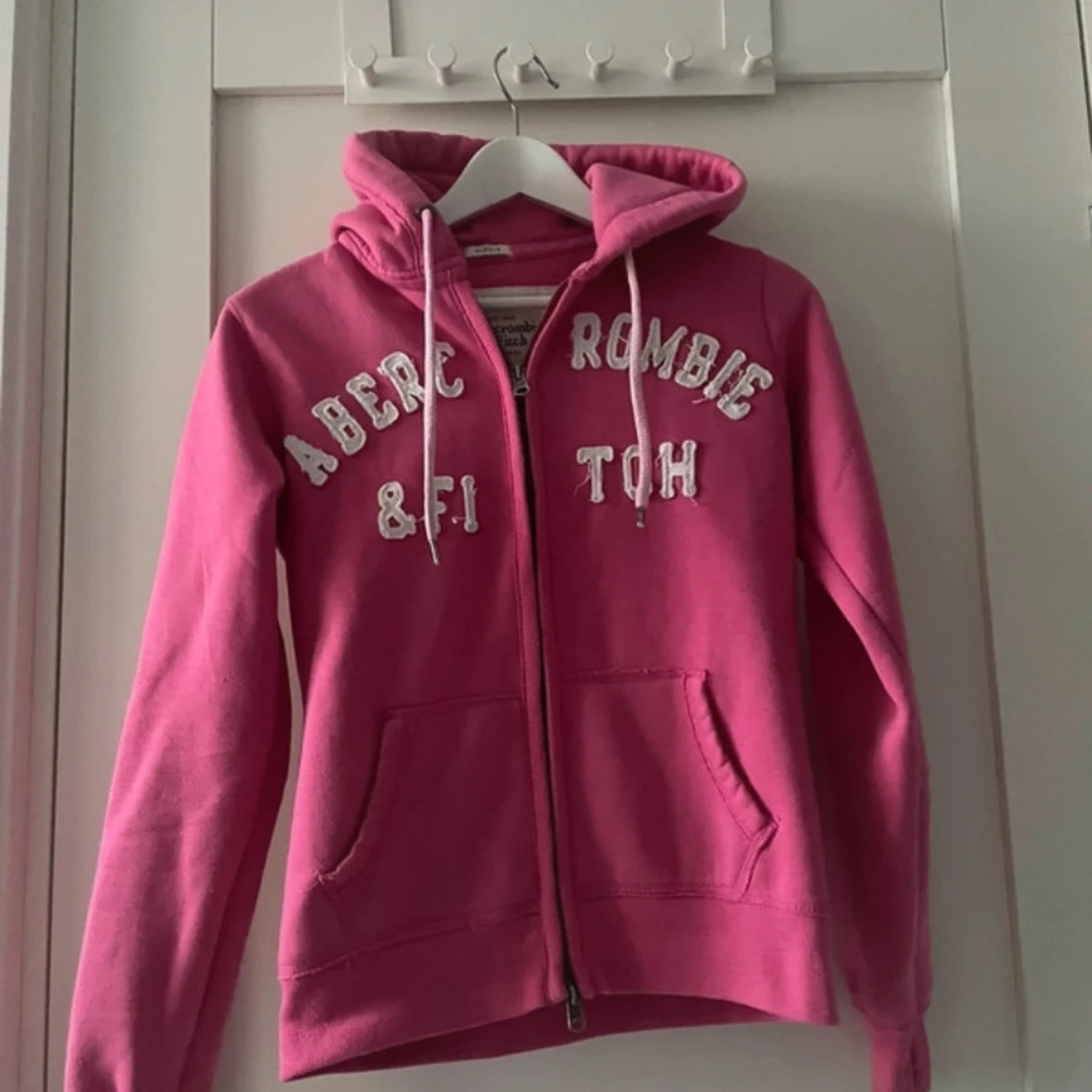 Rosa hoodie från Abercrombie & Fitch