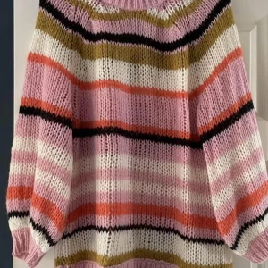 Färgglad randig stickad tröja från Object - Superfin stickad tröja från Object i storlek S. Den har ett härligt randigt mönster i rosa, orange, svart, vitt och olivgrönt. Perfekt för att liva upp höst- och vintergarderoben! Tröjan är långärmad och har en mysig, oversized passform. 🧶✨.använd ca 2 gånger så i nyskick nypris 700kr