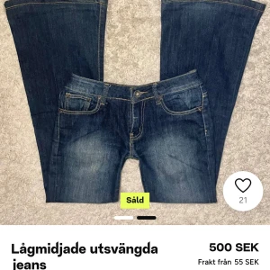 Lågmidjade utsvängda jeans - Säljer ett par snygga lågmidjade jeans med utsvängda ben. Köpta här på Plick för 400kr, säljer dem då det inte passade mig. Helt oanvända från min sida i bra skick
