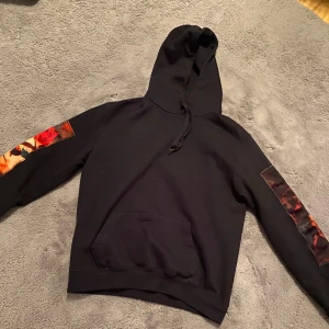 Svart bastille hoodie - Riktig schysst hoodie, jätte skön och varm. Perfekt för vintern ❄️