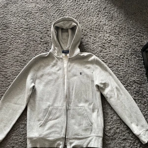 RALPH LAUREN -GRÅ FLEECE ZIP HOODIE - KILLE - Mycket  fin zip hoodie från Ralph Lauren.         Använd endast ett fåtal gånger. 