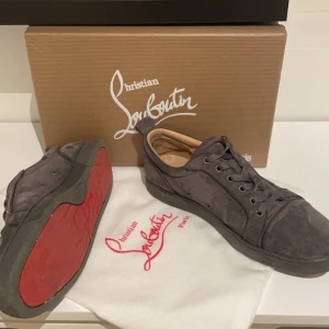 Loubutin skor - Tja, säljer mina Loubutin skor som jag då har tagit hand om. Skicket på skon är 8,5/10 då de inte är några defekter eller annat. Storleken är 41 men passar garanterat 42. Jag paya 2999 för skorna och säljer dom nu för 2199. Hör av er vid minsta lilla fråga så svarar jag inom kort.