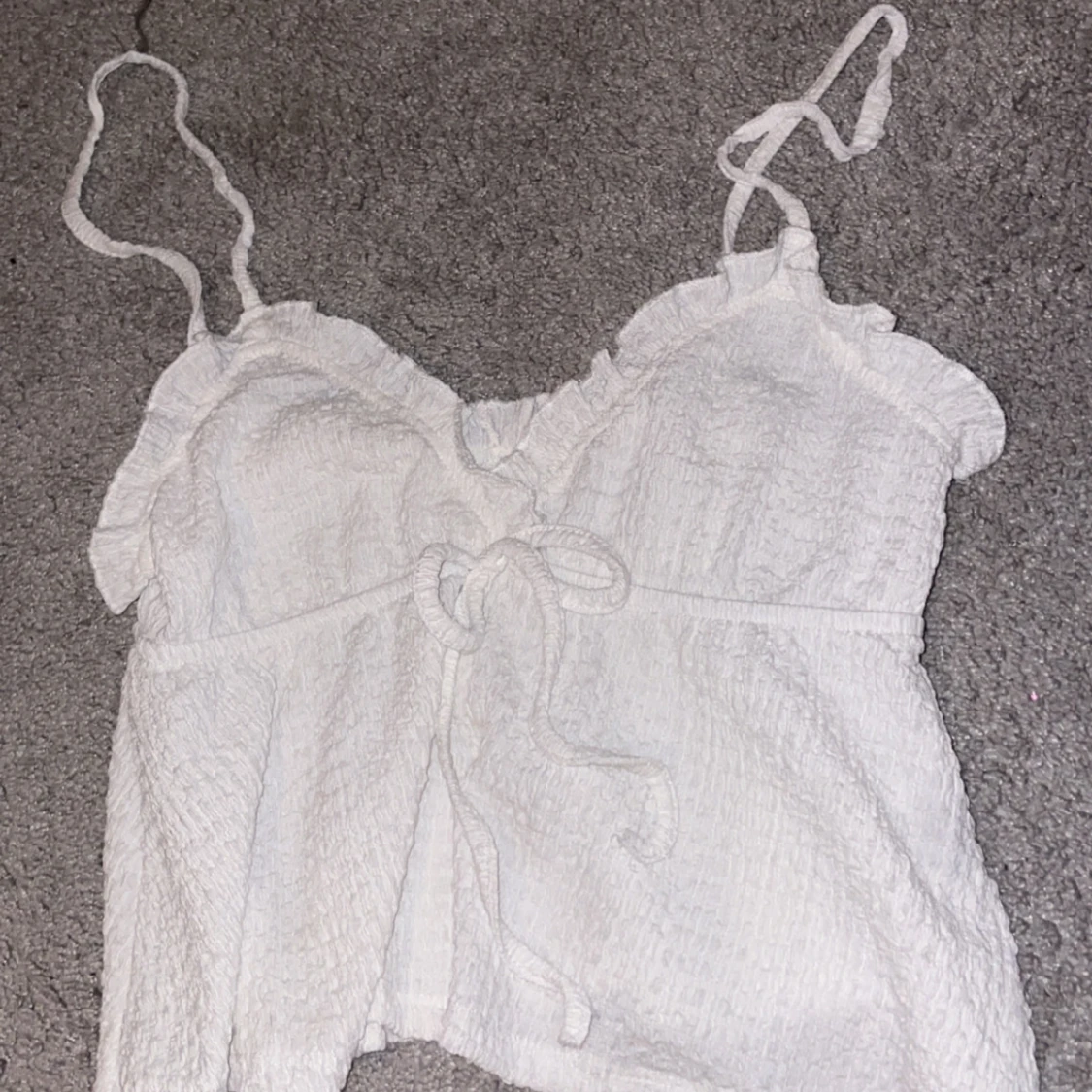 Vit ärmlös topp med volangdetaljer