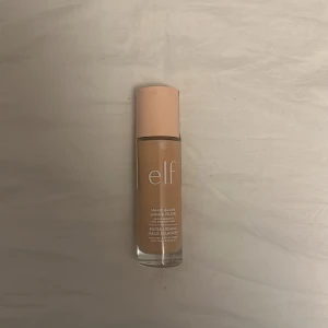 Halo Glow Liquid Filter från e.l.f. - Säljer en flaska Halo Glow Liquid Filter från e.l.f. i nyansen Light/Medium. Perfekt för att skapa ett fint glow. Flaskan är oöppnad 🫶🏼