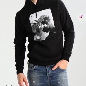 Svart hoodie med tryck - Säljer en svart hoodie med ett coolt tryck på framsidan. Perfekt för en avslappnad stil och passar bra till jeans. Den har en klassisk passform med långa ärmar och en bekväm huva. Perfekt för höst och vinter!