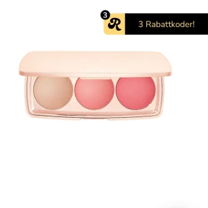 Tart Palett med tre nyanser - En elegant palett med tre olika nyanser: en ljus highlighter, en mjuk rosa rouge och en djupare rosa rouge. Perfekt för att skapa en fräsch och strålande look. Kommer i ett stilrent, ljusrosa etui.