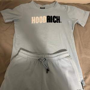 Säljer ljusblå t-shirt och byxor från Hoodrich i storlek XL för åldrar 13-15 år.