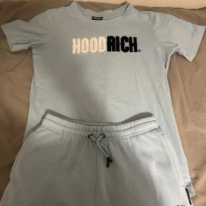 Ljusblå t-shirt och byxor från Hoodrich - Säljer ljusblå t-shirt och byxor från Hoodrich i storlek XL för åldrar 13-15 år.