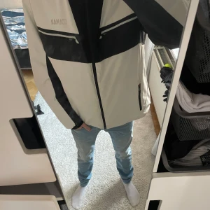  Skidjacka från Colmar - Säljer en snygg vit och svart skidjacka från Colmar. Jackan är en äldre modell men har inga tecken på användning. Säljer för 999 och nypris ligger runt 5000