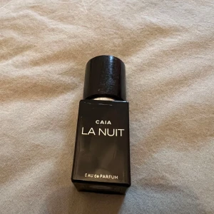 Svart parfymflaska från CAIA - Säljer en elegant svart parfymflaska från CAIA med namnet 'La Nuit’, doften är perfekt för kvällsanvändning. Tillverkad i Stockholm och skapad i Paris, vilket ger en lyxig känsla. Innehåller 15 ml Eau de Parfum. Endast använt 2-3 sprut 
