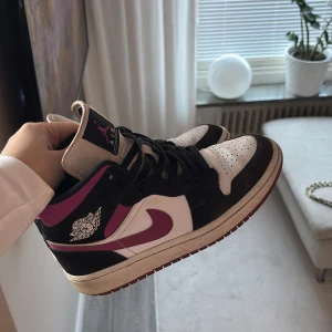 Nike Air Jordans i svart och lila - Snygga Nike Air Jordans i svart och lila med vita detaljer. Nypris 2000kr. Går att snygga till om man rengör dom vilket jag inte hunnit. 