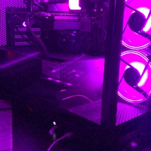 Gamingdator med RGB-belysning - Säljer en kraftfull gamingdator med ASUS GeForce RTX grafikkort och imponerande RGB-belysning. Datorn har flera fläktar med lila och rosa ljus, vilket ger en cool effekt. Perfekt för gaming och streaming. Kontakta för mer info eller prisförslag!