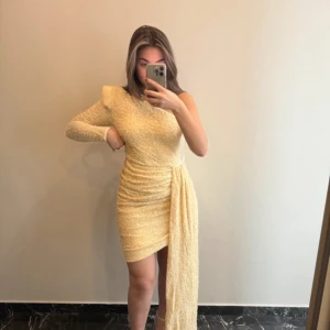 KLÄNNING - Klänning från Asos, köpt på vinted kom aldrig t användning men super fin!!