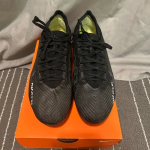Nike fotbollsskor   - Säljer ett par Nike Air Zoom Mercurial Vapor 15 Pro FG. Säljs på grund av liten användning. Skorna är i bra skick då det endast användes under en halv säsong. Höger skor har lite slitage längst fram men annars  bra skick. Nypris 1800kr   Hör av dig vid fler frågor eller bilder!!!