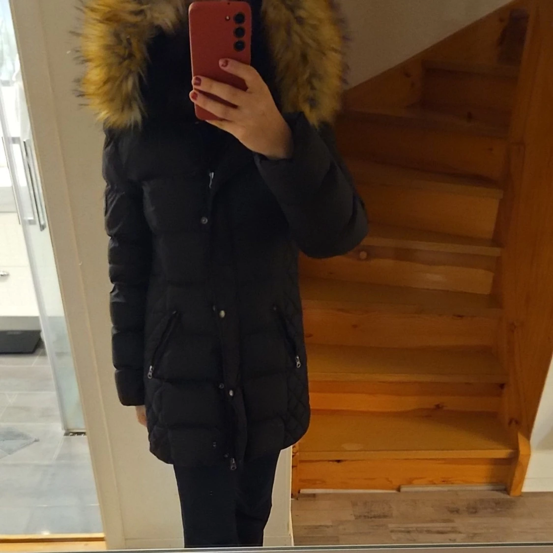Svart vinterjacka med pälskrage. - 93