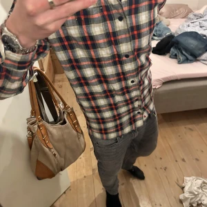 Tommy Hilfiger Skjorta - Säljer nu denna feta rutiga skjorta för ett bra pris. Skick 10/10, priset är inte hugget i sten, kom med bud!